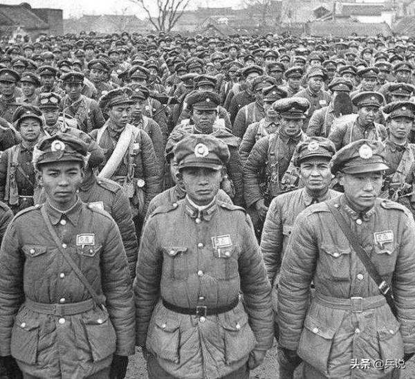 傅作義部隊接收改編，士兵見到解放軍很納悶：你們誰官大誰官小？