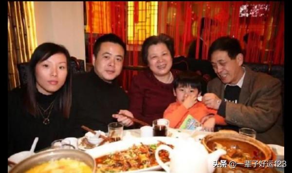 柏阿姨首次回應關於她兒子的職業問題，打破了之前的傳言