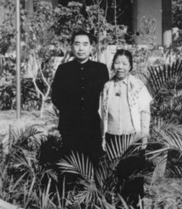 與周恩來久別重逢，鄧穎超坦白一事，周恩來大怒：你怎麼這麼糊塗