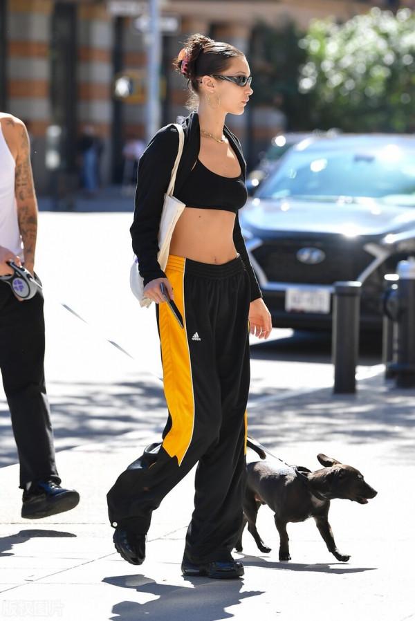 貝拉-哈迪德身穿黑色裹胸搭配運動長褲腰細腿長 牽著狗狗十分有愛 貝拉-哈迪德身穿黑色裹胸搭配運動長褲腰細腿長 牽著狗狗十分有愛