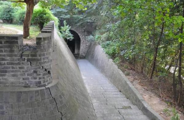 挖宿舍時，朱元璋最寵愛的女兒之墓被發現，竟有活人居住其中