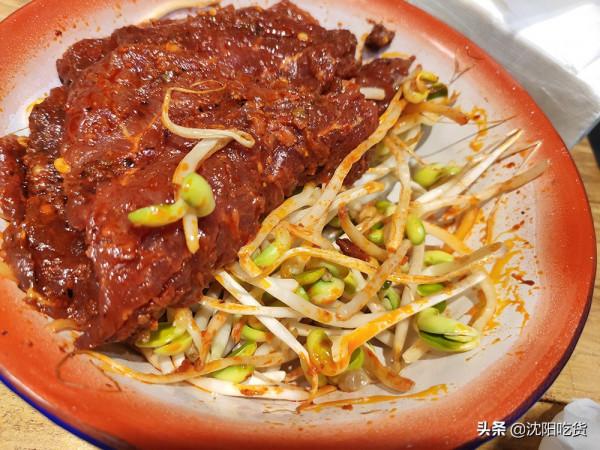 在一個特別不起眼的小衚衕裡,有一家有點像大排檔的6毛涮串 在一個特別不起眼的小衚衕裡,有一家有點像大排檔的6毛涮串