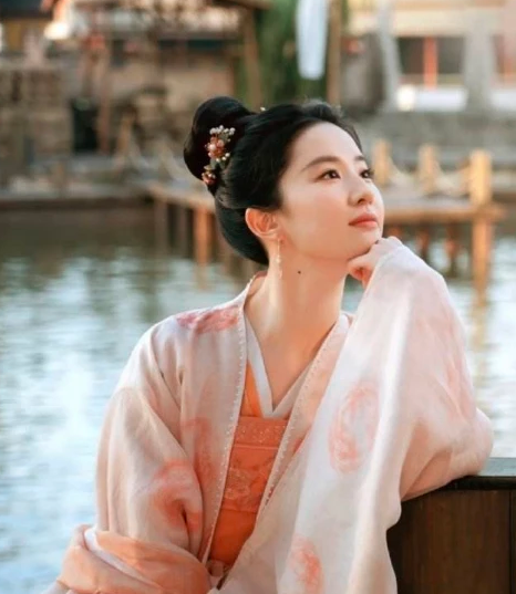 劉亦菲新造型一改往日風格,藍綠色睫毛,冷豔感十足 劉亦菲新造型一改往日風格,藍綠色睫毛,冷豔感十足