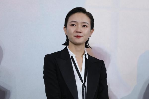 中性風太顯嫩?30+的焦俊豔利落短髮配西裝,挺有“小女孩”氣 中性風太顯嫩?30+的焦俊豔利落短髮配西裝,挺有“小女孩”氣