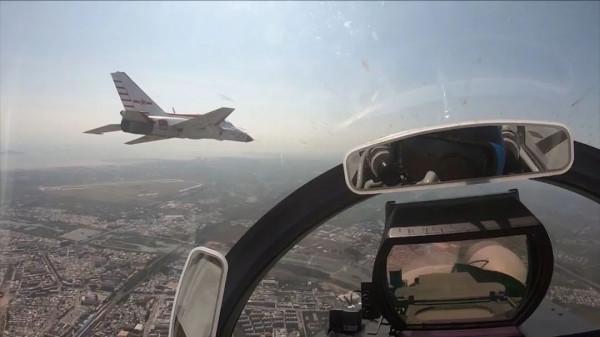 鳥撞飛機 鳥撞飛機