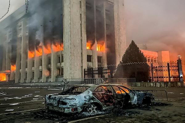 哈薩克抗議者不是平民，直接衝擊軍火庫，一看就不是老百姓