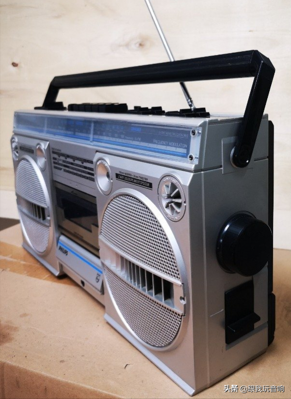 這是來自1985年生產的飛利浦 PHILIPS D8134 立體聲收音機 盒式錄音機