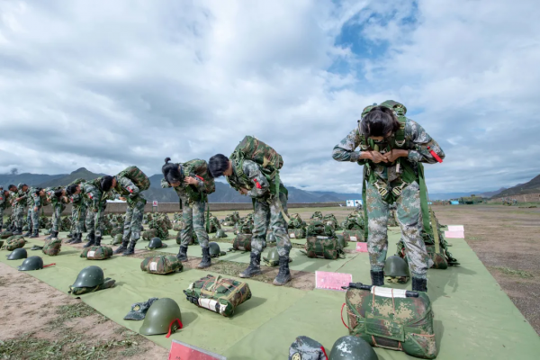 贊!海拔3700米,她們完成首次跳傘 贊!海拔3700米,她們完成首次跳傘