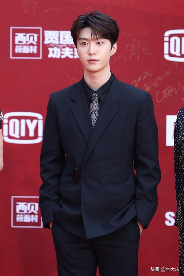 範丞丞攜首部電影《門鎖》亮相北影節 西裝上的鎖釦也是亮了 範丞丞攜首部電影《門鎖》亮相北影節 西裝上的鎖釦也是亮了