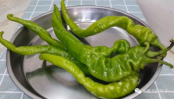 夏天要多吃涼拌菜，加一個鴨蛋，比蟹黃魚子醬還香，下酒又下飯