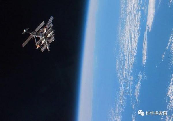 太空漆黑一片，為什麼太陽照不亮太空呢？陽光照到哪兒去了？