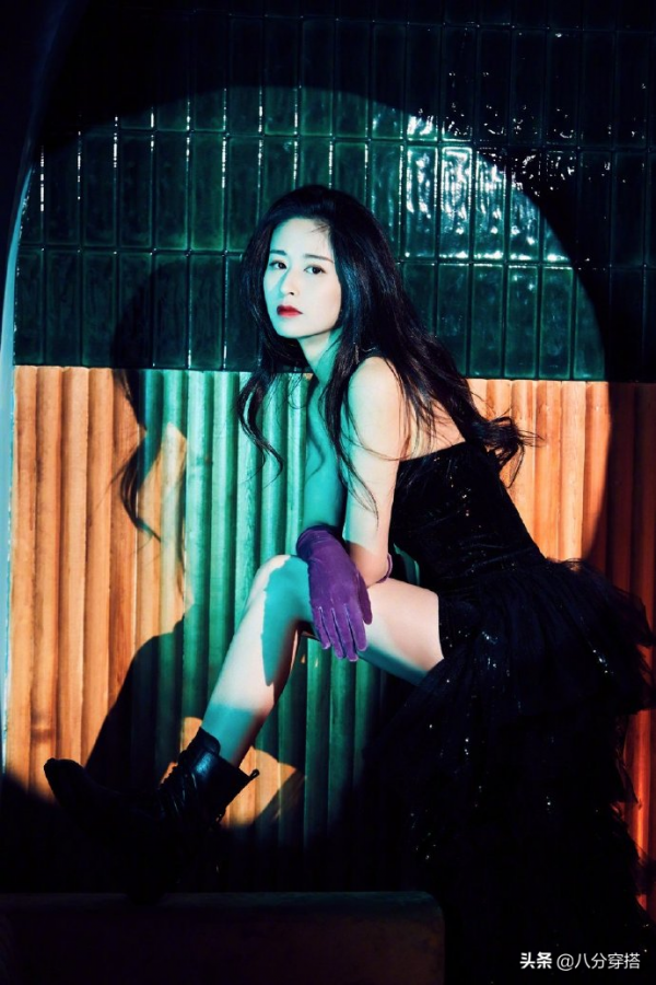 瘦下來的穎兒氣質真不賴，黑色禮服配絲絨手套，化身復古名媛