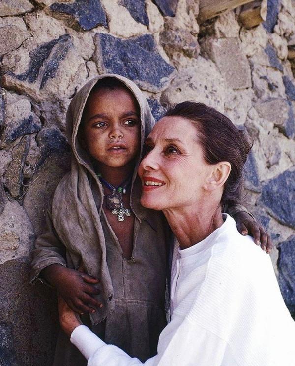 美人遲暮？晚年時期的奧黛麗·赫本，穿搭精緻優雅，依舊美得驚豔