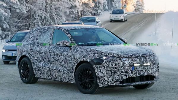 四缸奇駿上市；紅旗MPV最新諜照曝光；疑似魏牌首款MPV測試諜照