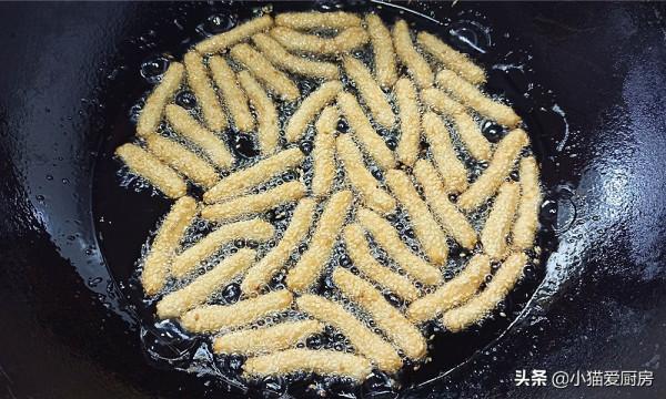 過年少不了的小零食&OpenCurlyDoubleQuote;香酥芝麻條&rdquo;，香酥香酥可口，孩子喜歡