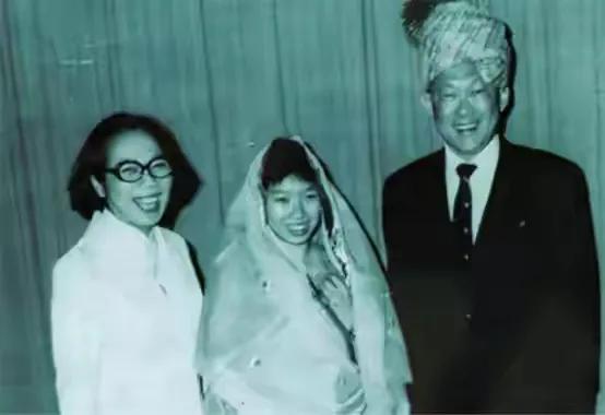 李瑋玲: 強悍到手撕總理哥哥, 目睹父親逝後椅子被移走, 卻崩潰到哭 李瑋玲: 強悍到手撕總理哥哥, 目睹父親逝後椅子被移走, 卻崩潰到哭