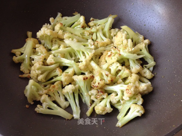 這幾道乾煸菜，焦香四溢，麻辣過癮，下酒又下飯