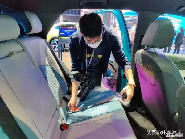 測量完20款新能源車的後排座椅，我們發現了什麼？