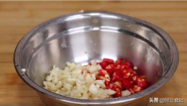 冬天蘿蔔最解饞做法,不炒不燉不醃,放鍋裡蒸一蒸,上桌比肉還香 冬天蘿蔔最解饞做法,不炒不燉不醃,放鍋裡蒸一蒸,上桌比肉還香