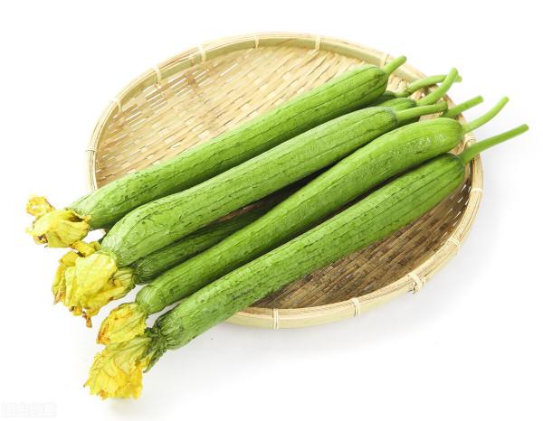 熬絲瓜湯，怎樣才能翠綠鮮香，牢記2個小妙招，絲瓜湯新鮮美味