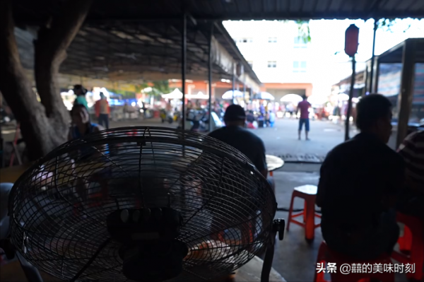海南大姐在菜市場擺攤,當地人一大早就來喝酒吃肉,外地人吃不慣 海南大姐在菜市場擺攤,當地人一大早就來喝酒吃肉,外地人吃不慣