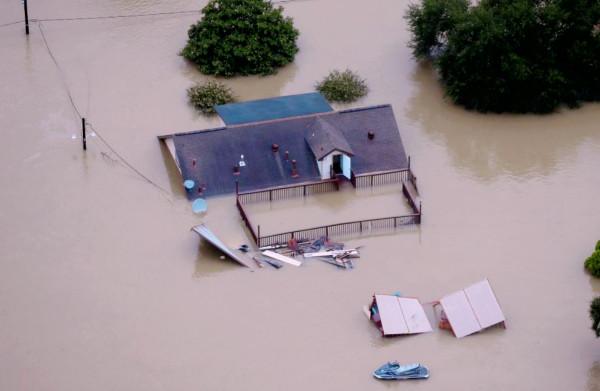 宏都拉斯“十分尷尬”的一座橋，經受住颶風侵襲，沒想要河跑了
