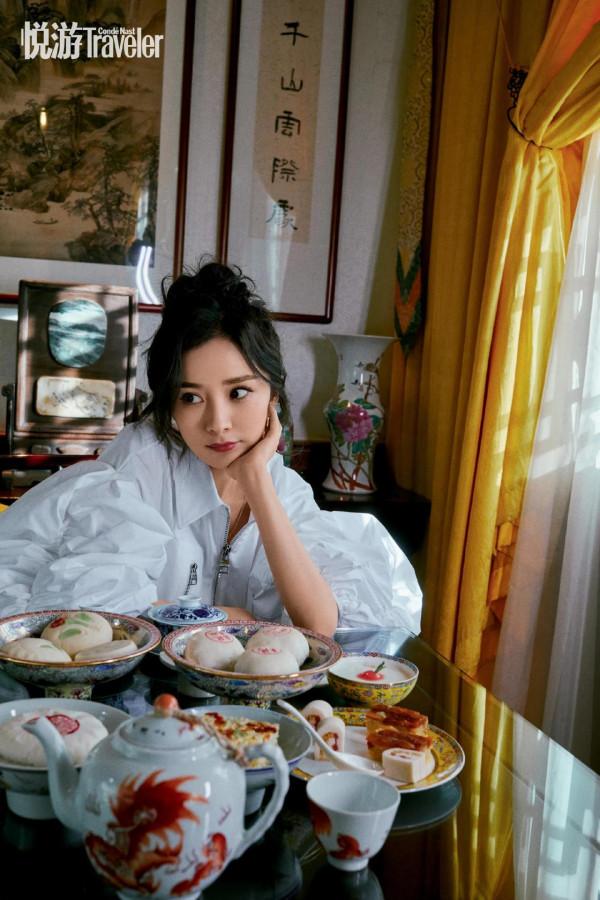 楊冪悅遊三月刊封面大片