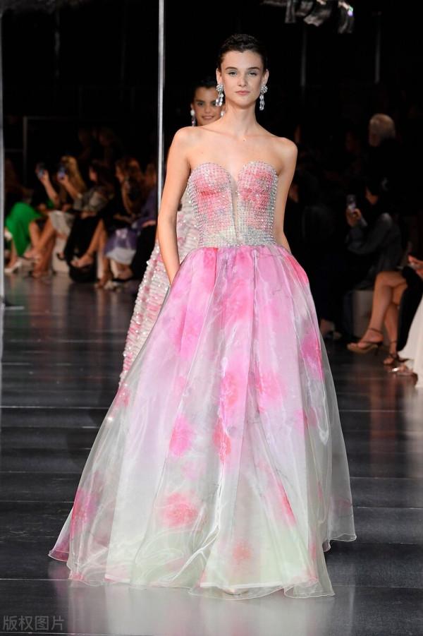 阿瑪尼迪拜專場時裝秀，亂花漸欲迷人眼