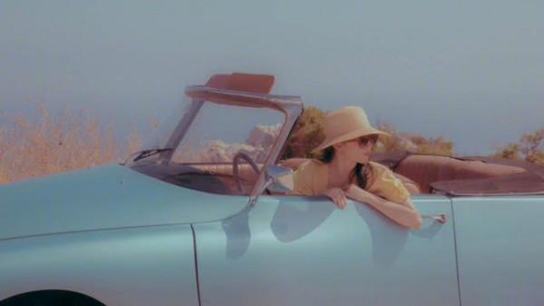 劉亦菲素顏自拍上熱搜，紫色衛衣搭配紫色髮帶，真是仙女本仙