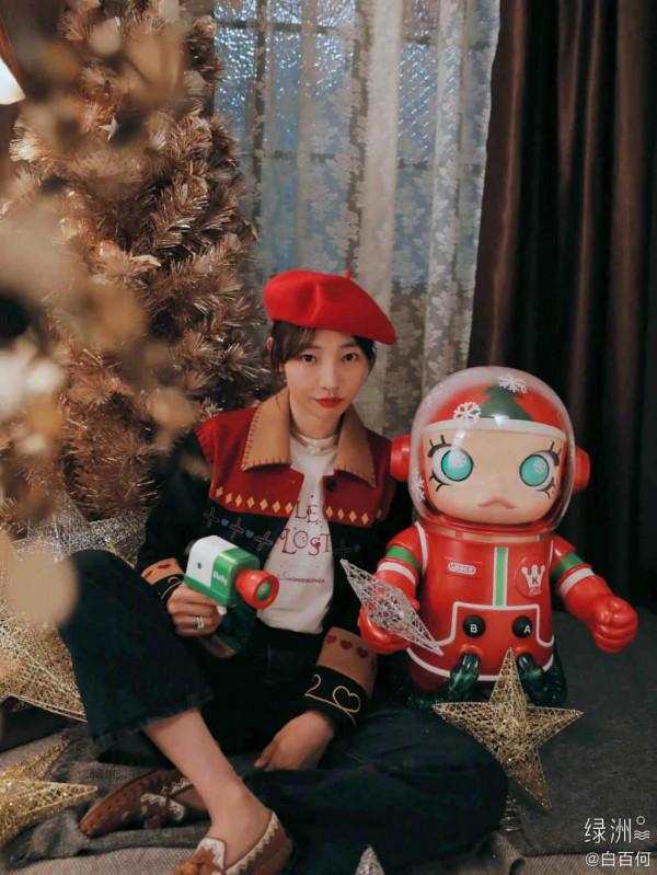 白百何收穫大玩具開心拍照 白百何收穫大玩具開心拍照