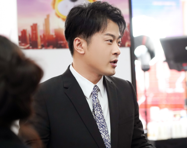 辛巴公司合夥人伽柏現身外站,為舞帝利哥豪刷百萬,拒絕簽約對方 辛巴公司合夥人伽柏現身外站,為舞帝利哥豪刷百萬,拒絕簽約對方