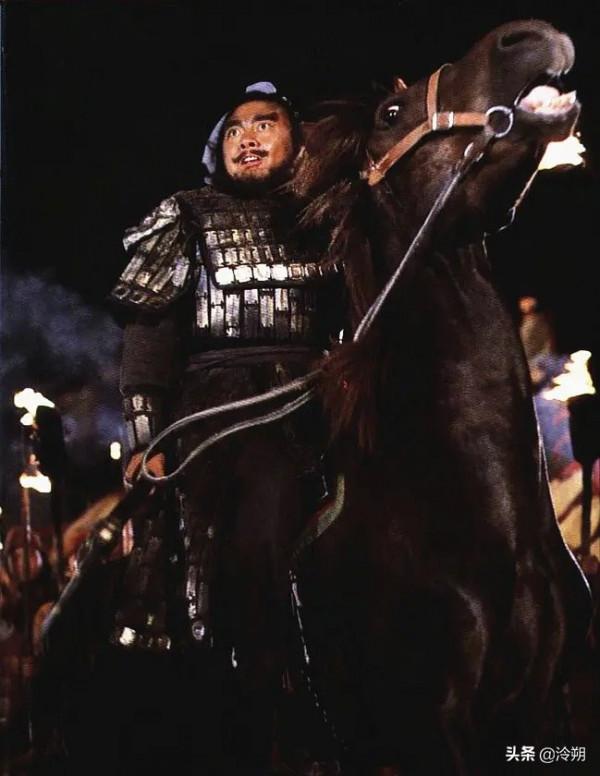 《三國演義》紀靈能和關羽戰三十回合，為啥十回合就被張飛殺了？