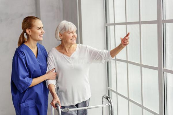 70歲大媽8000元聘請45歲男保姆，大媽：說啥也要辭退他，他不配