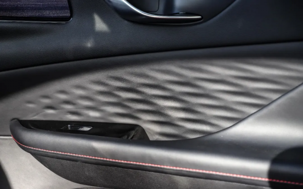 電子後視鏡+華為車機,軸距2735mm,預計10萬出頭可買 電子後視鏡+華為車機,軸距2735mm,預計10萬出頭可買