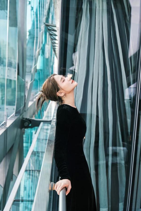 何超蓮好好看，狀態也一直線上 名媛千金的氣質就是不一樣呀