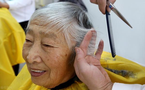 丈夫癌症晚期，妻子卻全款買了輛賓士，妻子：再不買恐怕就晚了