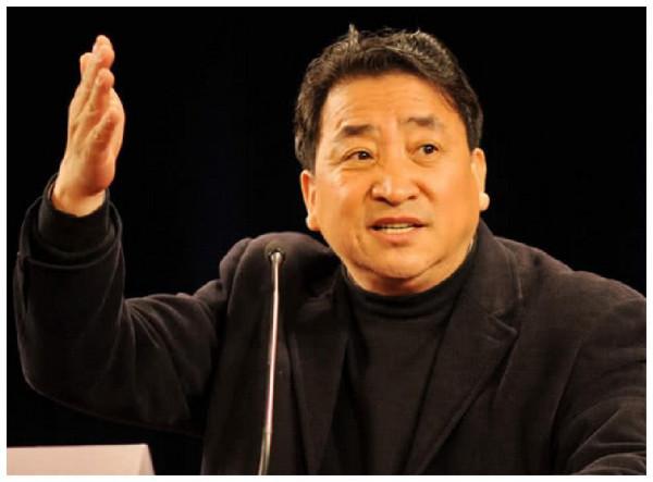 徒孫也好,女兒也罷,姜昆摟著女士腰拍照,本就失禮之舉 徒孫也好,女兒也罷,姜昆摟著女士腰拍照,本就失禮之舉