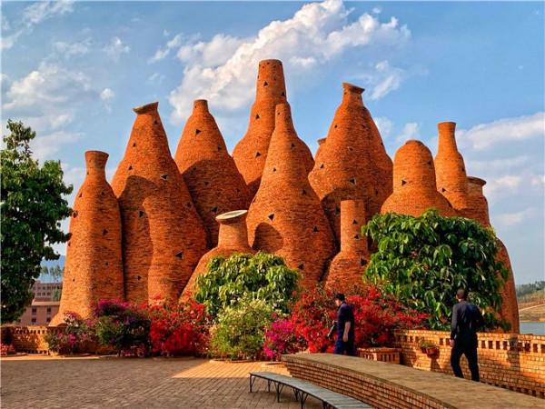 雲南一奇特建築，由紅磚建造充滿異域風格，像一堆瓶子堆積在一起