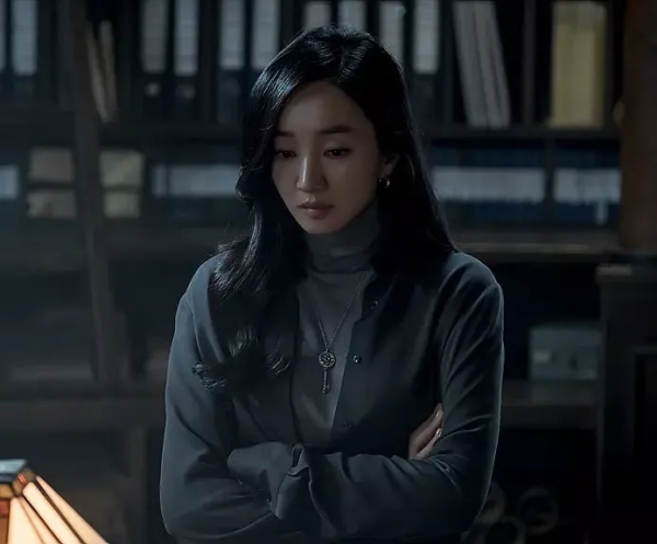 《孔雀都市》：生一胎獎一棟豪宅？豪門裡那些髒事都被她遇上了