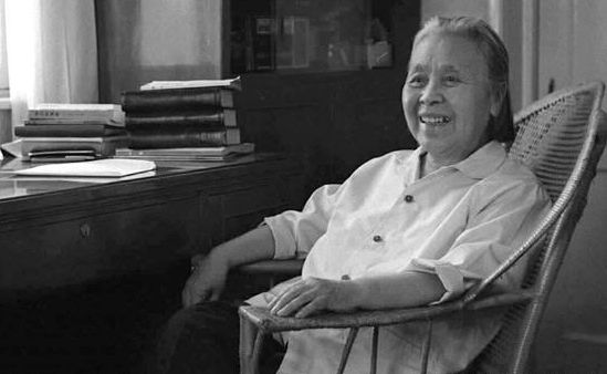 在近現代諸多知名作家中，毛主席為何青睞女作家丁玲？還為她寫詩