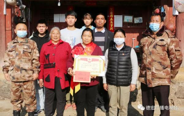 銅壁關現役軍人榮立三等功，新春佳節軍屬喜迎立功喜報