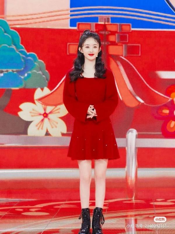 趙麗穎的春晚造型！一身紅色的針織衫，妝容髮型完美，年味十足