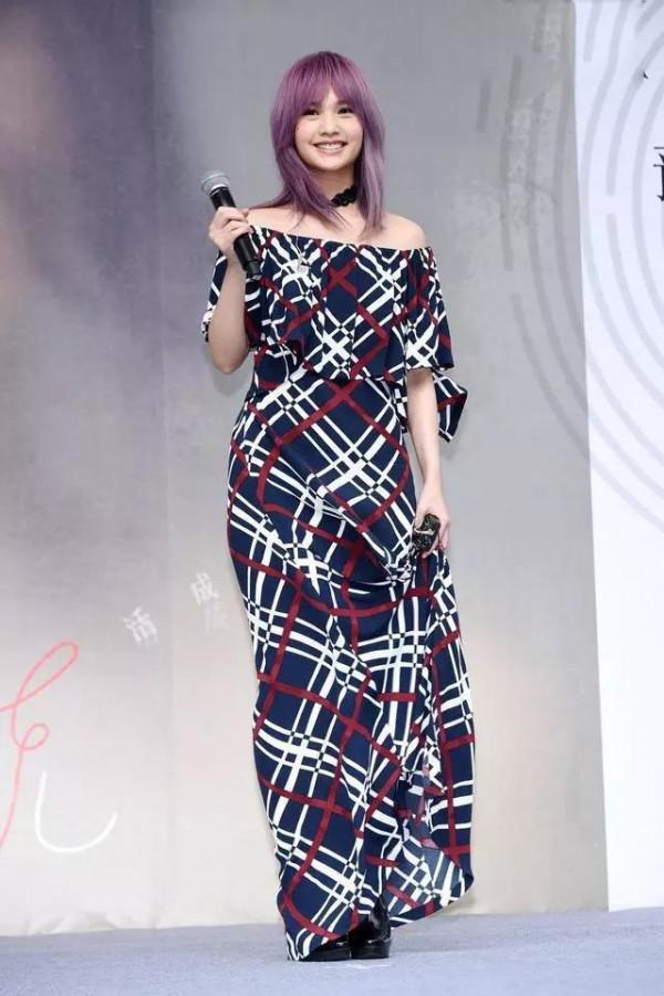 楊丞琳亮相活動，笑容甜美清新，但寬鬆的粉色吊帶裙毫無時尚感