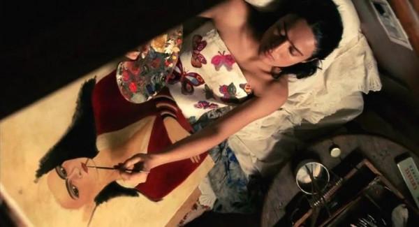 “一字眉”畫家：18歲車禍32次手術，丈夫出軌妹妹，她選擇原諒他