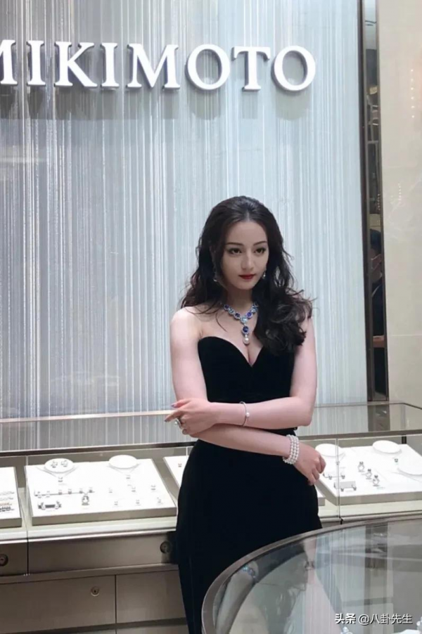 路人鏡頭下的女明星:劉詩詩唐嫣法令紋明顯,迪麗熱巴童瑤身材好 路人鏡頭下的女明星:劉詩詩唐嫣法令紋明顯,迪麗熱巴童瑤身材好