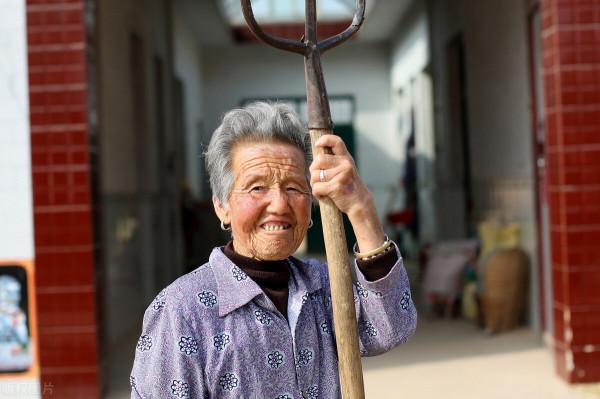 農村老人去世後，可以領取喪葬補助？多少錢？需要2個條件