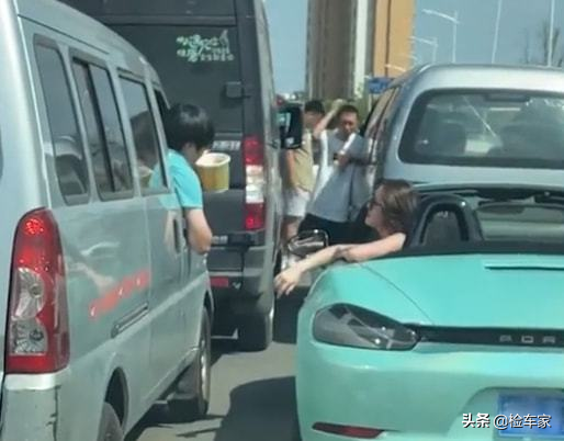 六年的五菱宏光開價2萬,扒開膠條看到猛烈的撞擊,買主:就買它 六年的五菱宏光開價2萬,扒開膠條看到猛烈的撞擊,買主:就買它