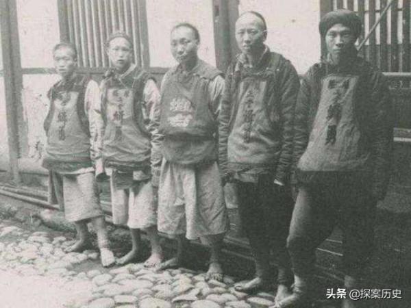 1742年，清朝富商7歲之女失蹤，牽扯出更大慘案，縣令巧妙破案