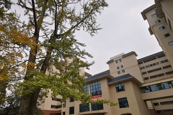 十九歲那年曾是帥小夥，汽油彈毀容老兵，“活著的邱少雲”塗伯毅