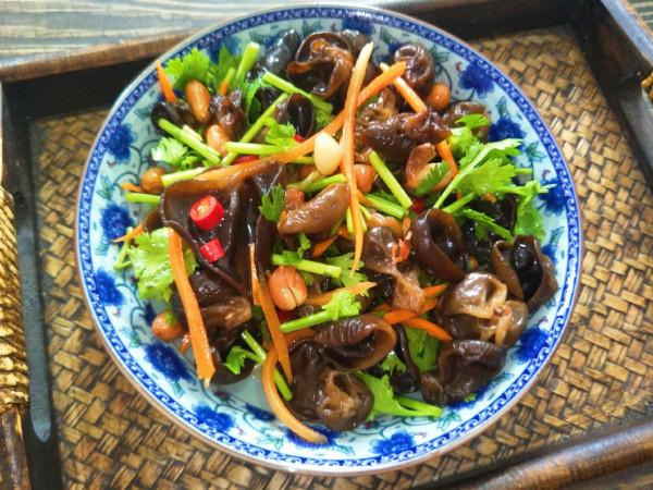 入秋後多吃木耳，加入2味去涼拌，清口爽脆，看著就香